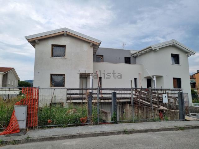 Villetta bifamiliare in vendita di 247 m² in Via Niccolò Tommaseo
