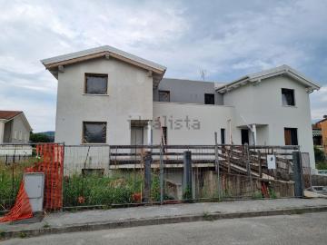 Villetta bifamiliare in vendita di 247 m² in Via Niccolò Tommaseo