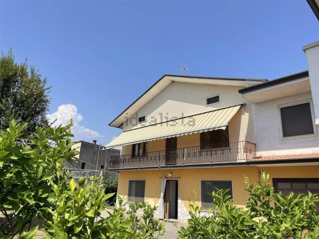 Villetta bifamiliare in vendita di 247 m² in Via Vignole