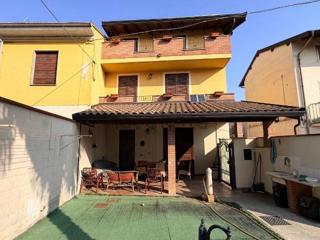 Villetta bifamiliare in vendita di 245 m² in Corso Novara, 280