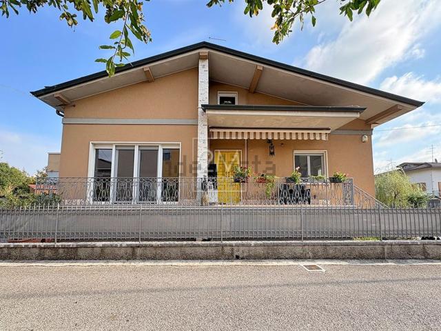 Villetta bifamiliare in vendita di 245 m² in Via Torino
