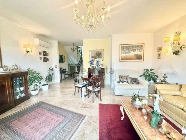Villetta bifamiliare in vendita di 245 m² in Via Ulderico de Cesaris