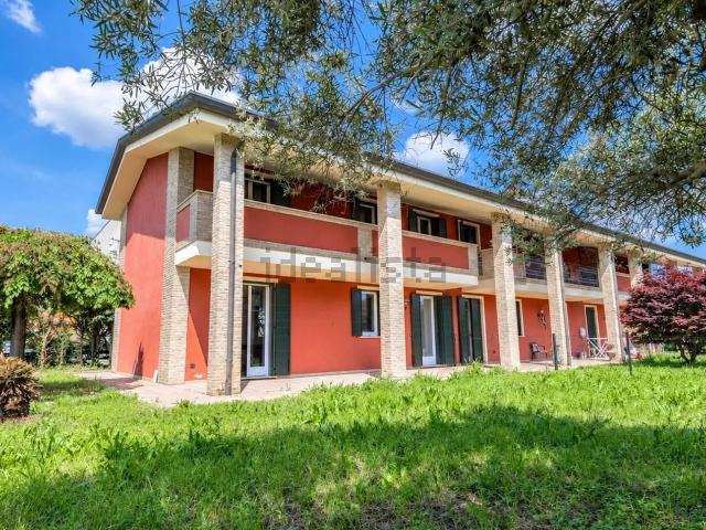 Villetta bifamiliare in vendita di 245 m² in Via Alessandro Manzoni