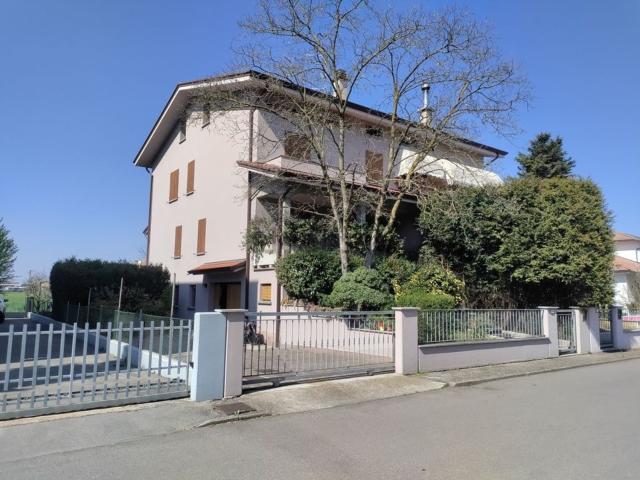 Villetta bifamiliare in vendita di 245 m² in Via Arturo Toscanini, 39
