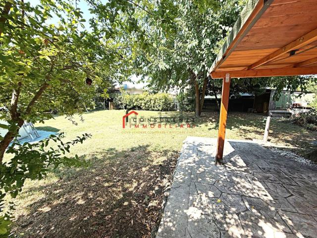 Villetta bifamiliare in vendita di 245 m² in Via Concordia