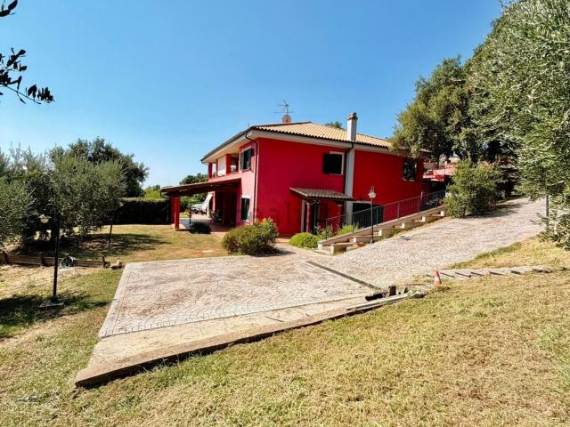 Villetta bifamiliare in vendita di 245 m² in Via del Belvedere