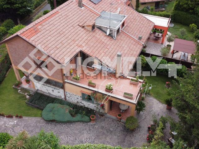 Villetta bifamiliare in vendita di 245 m² in Via delle Barozze, 73