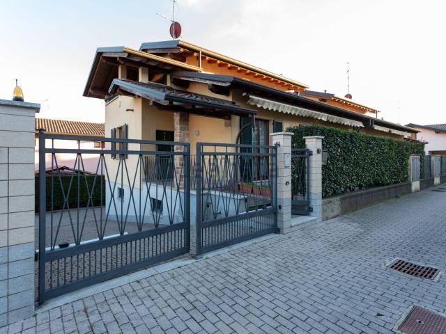 Villetta bifamiliare in vendita di 245 m² in Via Dussel