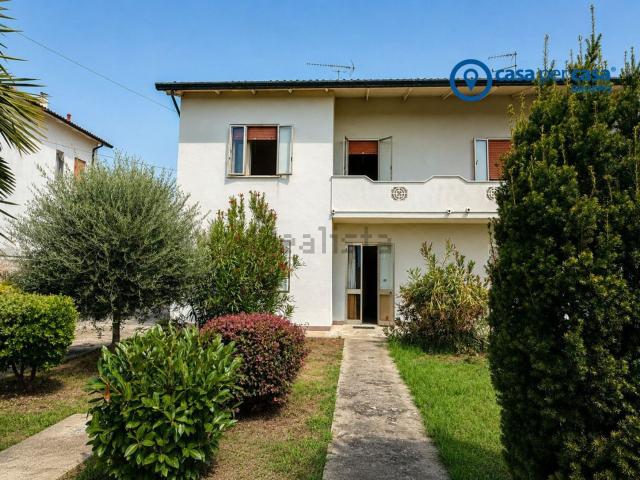 Villetta bifamiliare in vendita di 245 m² in Via Girolamo Savonarola