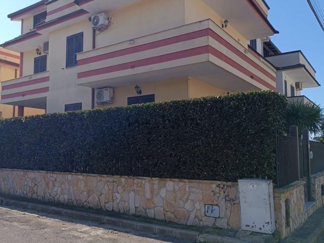 Villetta bifamiliare in vendita di 245 m² in Via Lago Patria, 27