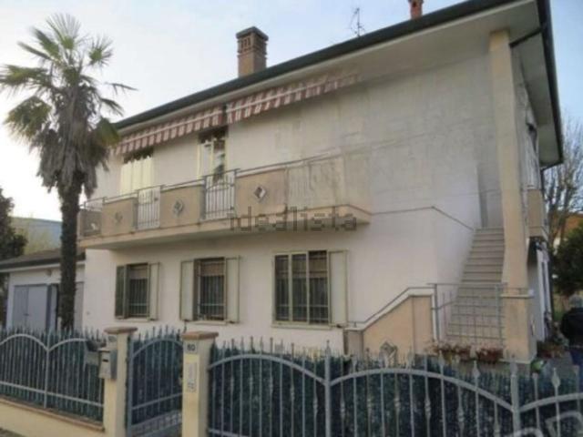 Villetta bifamiliare in vendita di 245 m² in Via N. Badaloni, 60