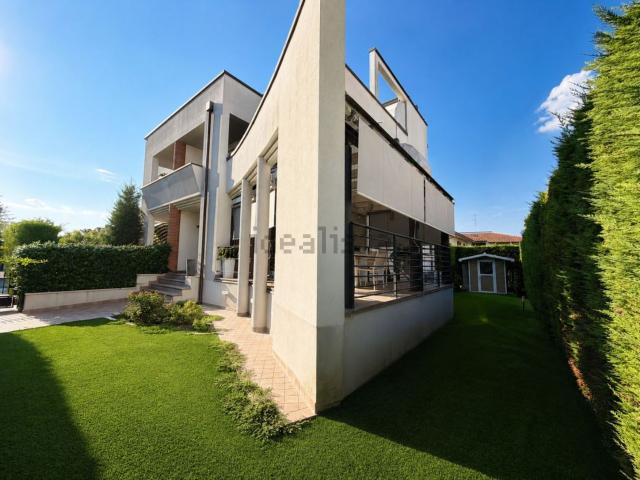 Villetta bifamiliare in vendita di 246 m² in Via Trentino