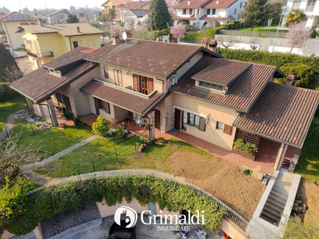 Villetta bifamiliare in vendita di 246 m² in Via Bellini, 3