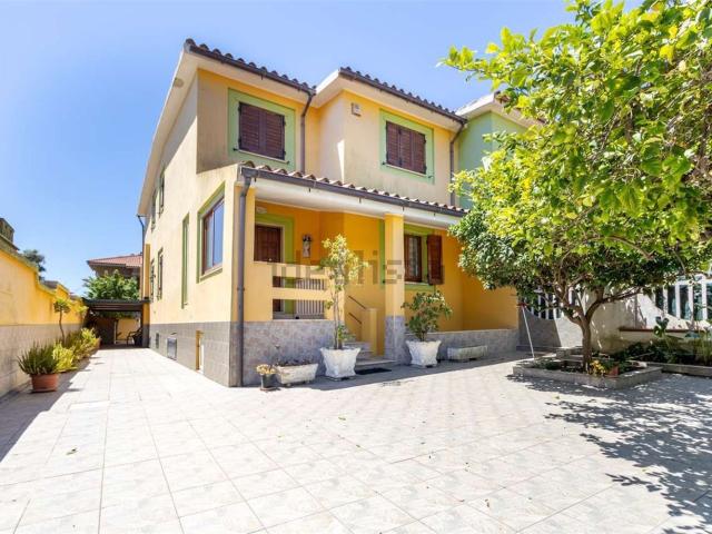 Villetta bifamiliare in vendita di 248 m² in Via Tamburino Sardo