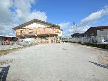 Villetta bifamiliare in vendita di 248 m² in Via Aurelia Nord, 181
