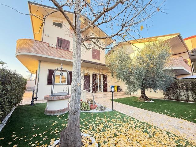 Villetta bifamiliare in vendita di 248 m² in Via Balzella, 69