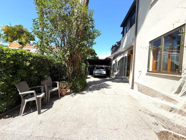 Villetta bifamiliare in vendita di 249 m² in Via Fratelli Bandiera