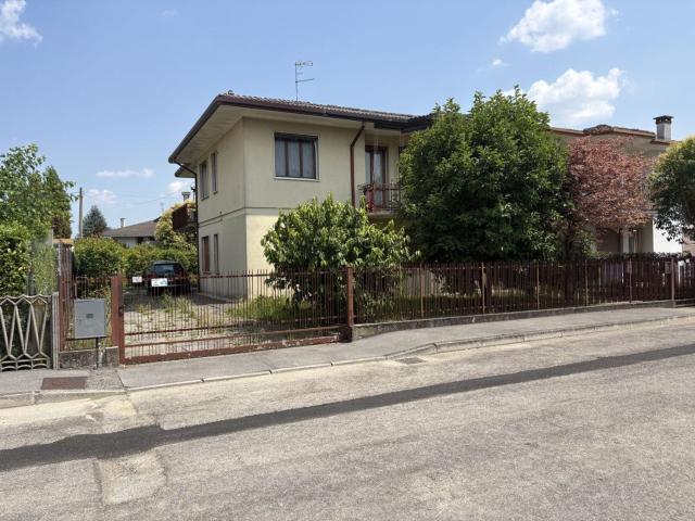 Villetta bifamiliare in vendita di 249 m² in Via Miramonti