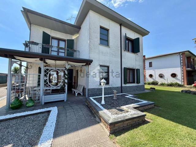 Villetta bifamiliare in vendita di 253 m² in Via Crema Vailate, 9