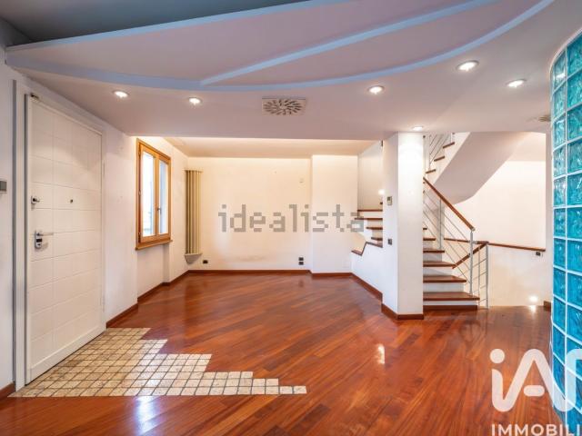 Villetta bifamiliare in vendita di 253 m² in Via Giuseppe Santelli, 10