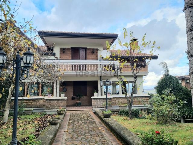 Villetta bifamiliare in vendita di 250 m² in Contrada Chiaira, 23
