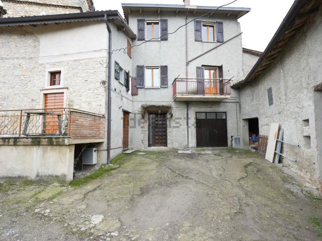 Villetta bifamiliare in vendita di 250 m² in Località Montale Sotto, 10