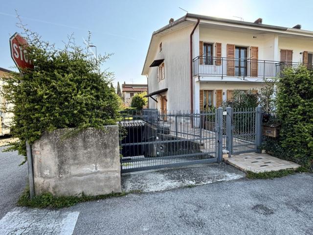 Villetta bifamiliare in vendita di 250 m² in Piazza Invalido del Lavoro, 1