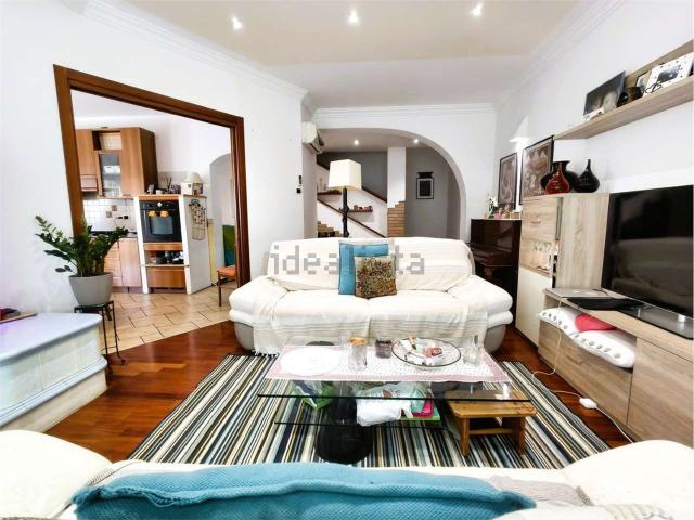 Villetta bifamiliare in vendita di 250 m² in Piazza IV Novembre, 32