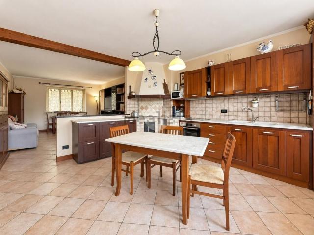 Villetta bifamiliare in vendita di 250 m² in Strada Broglina, 3