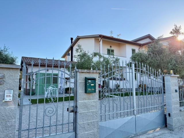 Villetta bifamiliare in vendita di 250 m² in Strada del Pingrossino