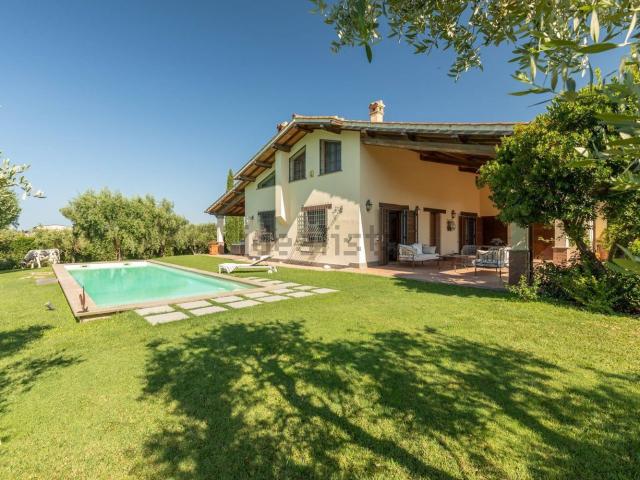 Villetta bifamiliare in vendita di 250 m² in Strada Pescia Fiorentina Chiarone
