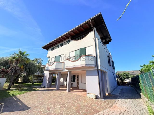 Villetta bifamiliare in vendita di 250 m² in Vicolo Stringher