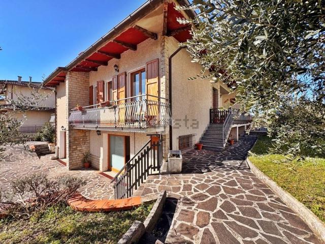 Villetta bifamiliare in vendita di 250 m² in Via Tagina