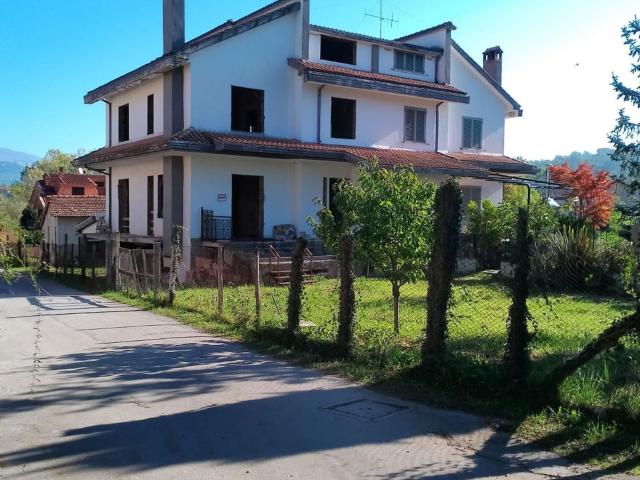 Villetta bifamiliare in vendita di 250 m² in Via Termini d&apos Alatri