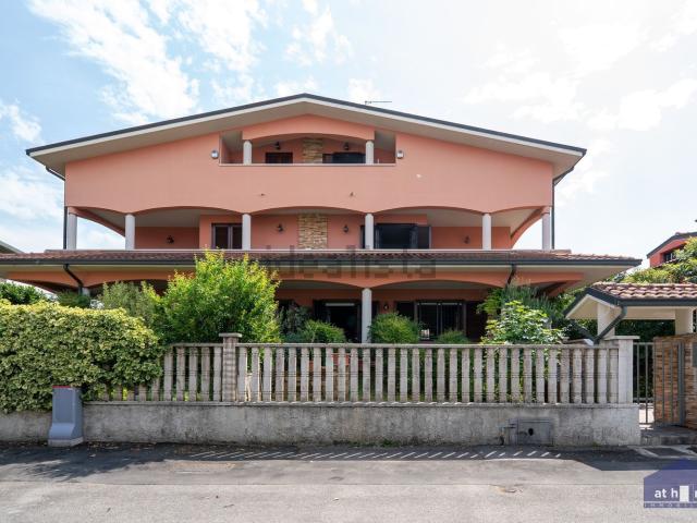 Villetta bifamiliare in vendita di 250 m² in Via Tonale, 15