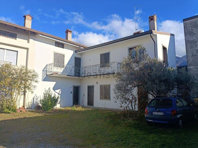 Villetta bifamiliare in vendita di 250 m² in Via Trasaghis, 23