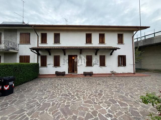 Villetta bifamiliare in vendita di 250 m² in Via Trieste