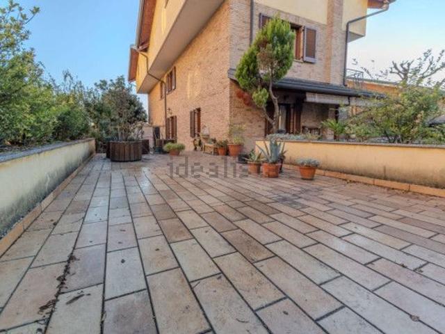 Villetta bifamiliare in vendita di 250 m² in Via Vittorio Veneto