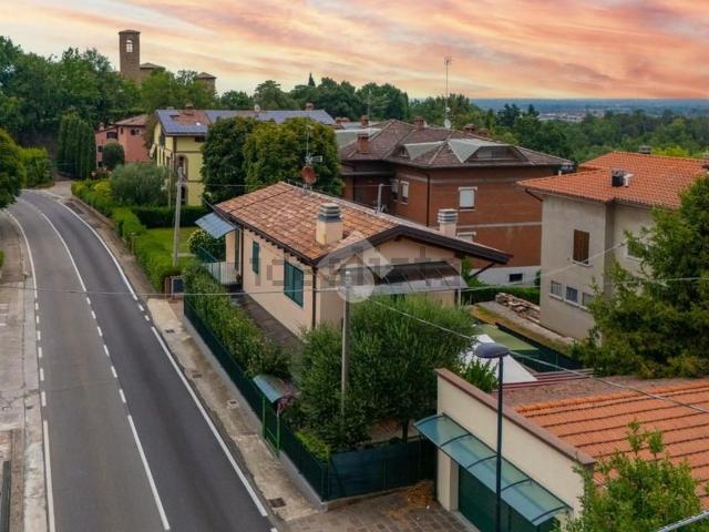 Villetta bifamiliare in vendita di 250 m² in Via Abetone Superiore, 11