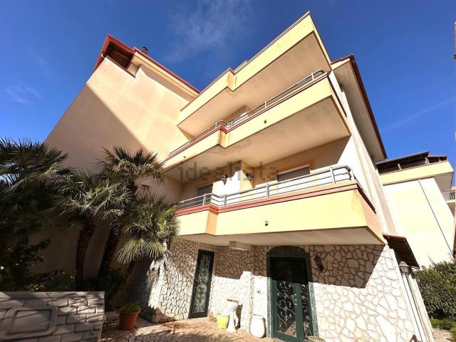 Villetta bifamiliare in vendita di 250 m² in Via Adda