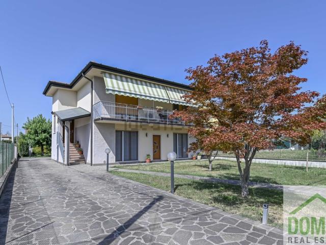 Villetta bifamiliare in vendita di 250 m² in Via al Mulino, 4