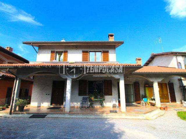 Villetta bifamiliare in vendita di 250 m² in Via Alpi, 41