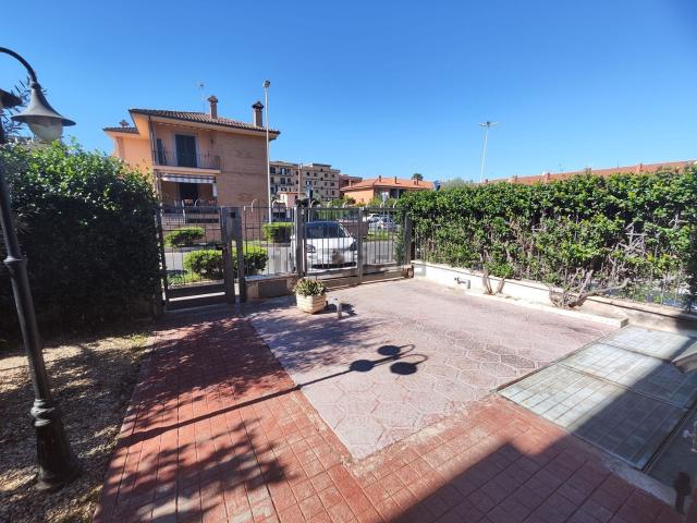 Villetta bifamiliare in vendita di 250 m² in Via Anton Domenico Gabbiani, 152