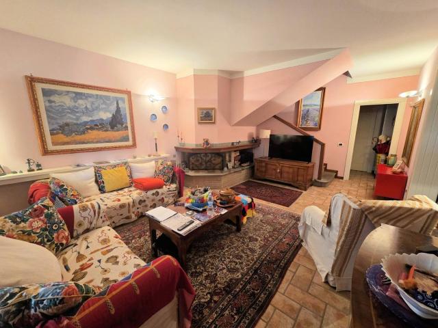 Villetta bifamiliare in vendita di 250 m² in Via Biscolla