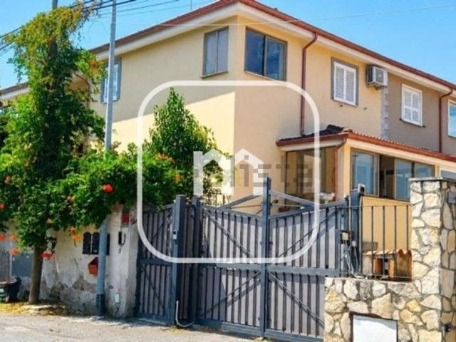 Villetta bifamiliare in vendita di 250 m² in Via Bolotana