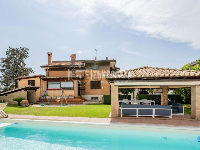 Villetta bifamiliare in vendita di 250 m² in Via Boscotrecase, 10