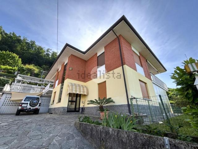 Villetta bifamiliare in vendita di 250 m² in Via Bruetto, 21