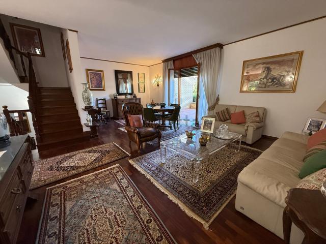 Villetta bifamiliare in vendita di 250 m² in Via Campagnatico