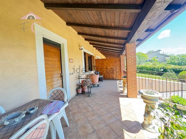 Villetta bifamiliare in vendita di 250 m² in Via Capitonese
