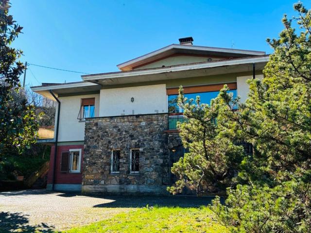 Villetta bifamiliare in vendita di 250 m² in Via Casa corvi, 1